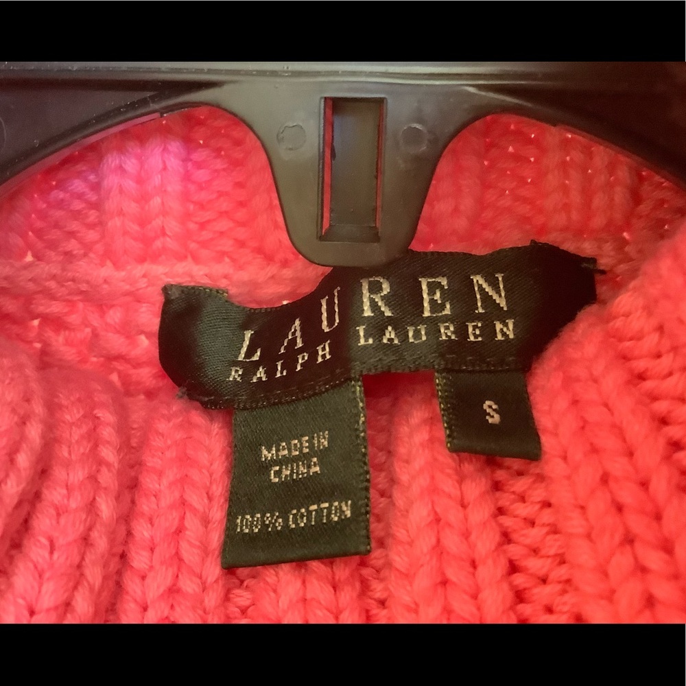 A turtleneck sweater - Picture 4 of 7